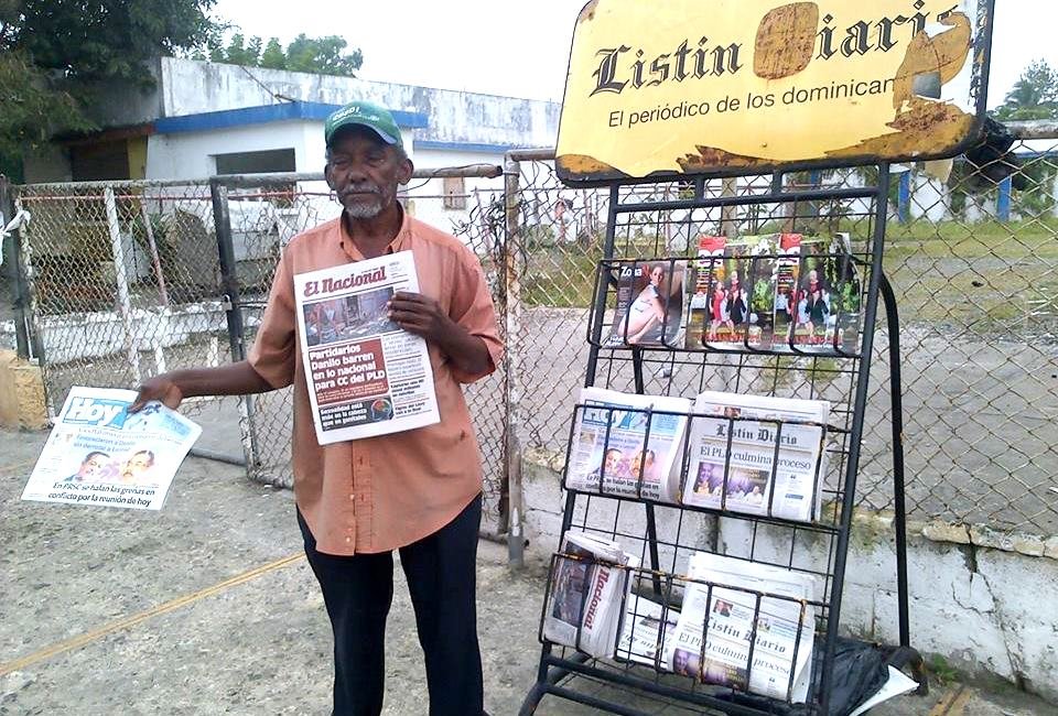 Apolinar Cruz, alias Pin, un enamorado de la libertad que se gana la vida vendiendo periódicos